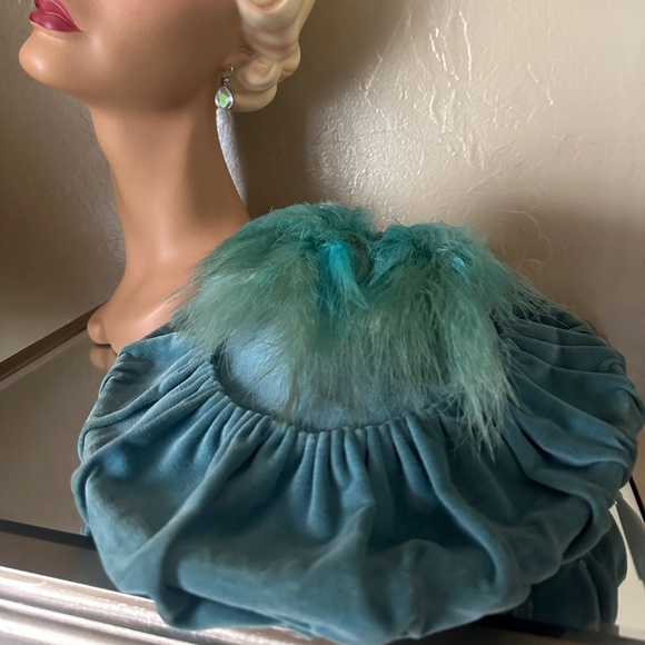 BEATIFUL 1950s\' TURQUOISE RUCHED VELOUR MUSHROOM HAT WITH COORDINATING FEATHERS main image 2